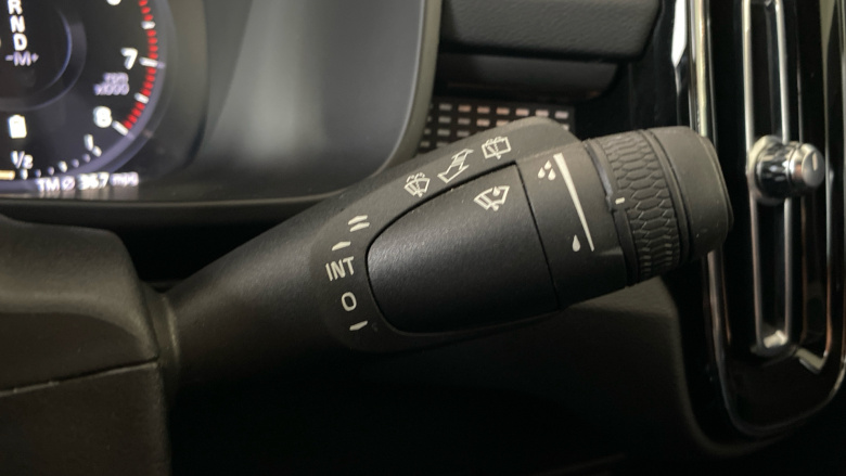 Volvo Xc40 2.0 B4P R DESIGN Pro 5dr Auto [7 speed] Petrol Estate